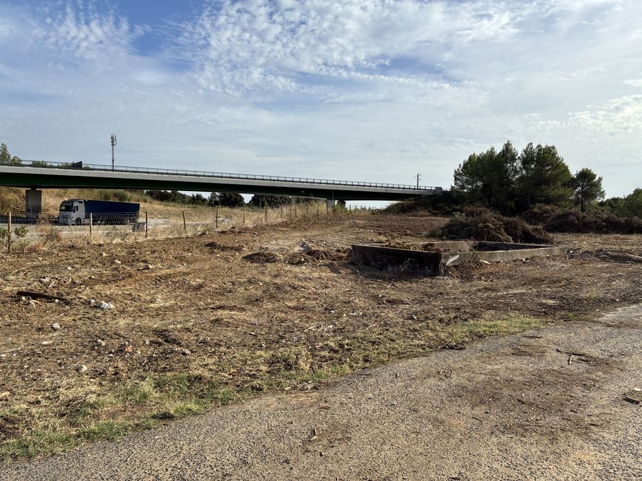 Arrenda-se terreno junto à A1 Alcanena