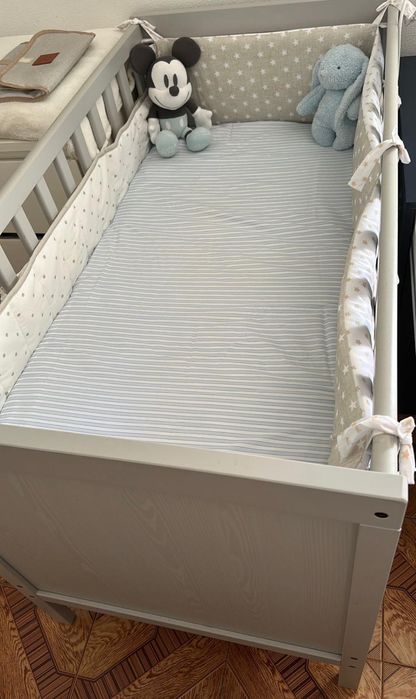 Berço IKEA SUNDVIK Cinzento Claro + Colchão e Acessórios