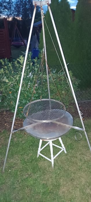 Grill na trójnogu