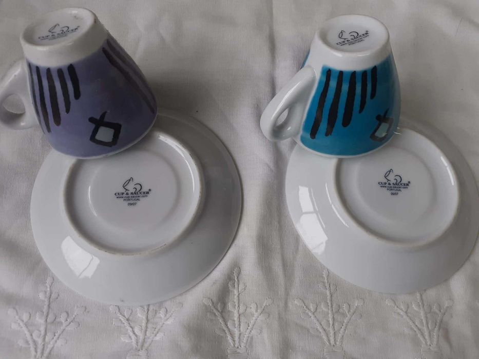 Vendo para desocupar 2 chávenas com pires novas. 4 € os dois conjuntos.