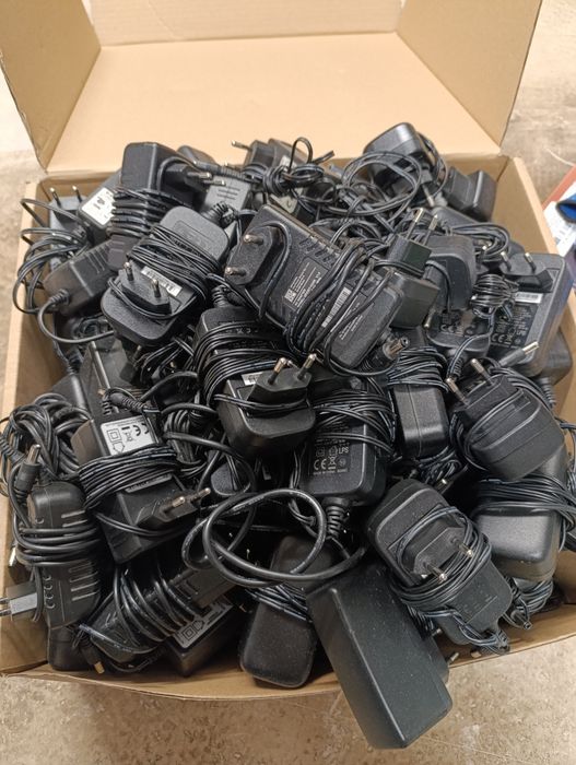 Zasilacz 12V 2 i2,5A