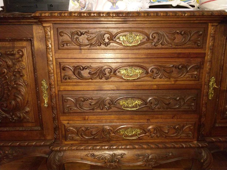 Mobilia de sala antiga (início do século XX), trabalhada á mão.