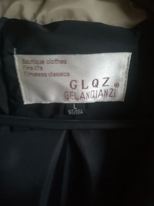 Czarna kurtka z beżowymi dodatkami