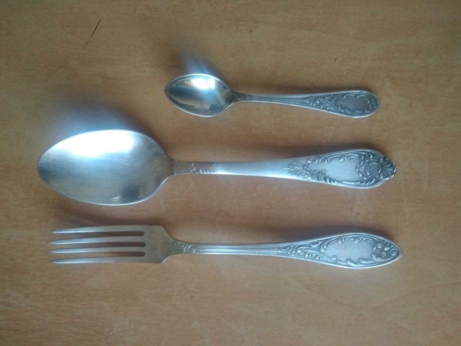 Антикварный мельхиоровый набор столовых приборов: ложки ножи вилки