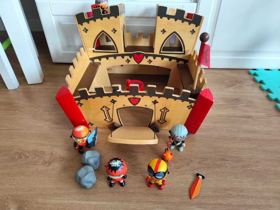 Castelo madeira com personagens