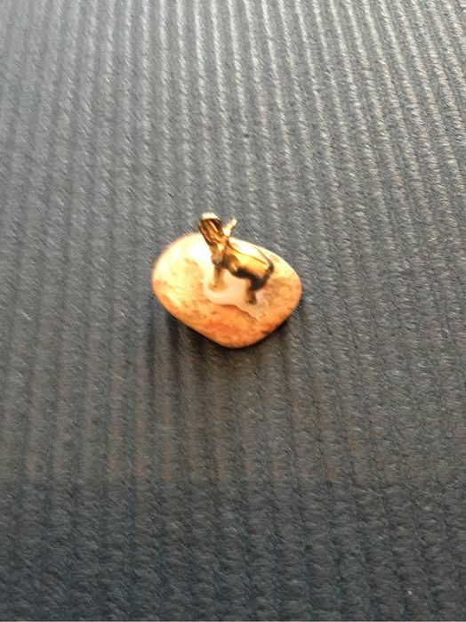 Figurka słonika na kamieniu