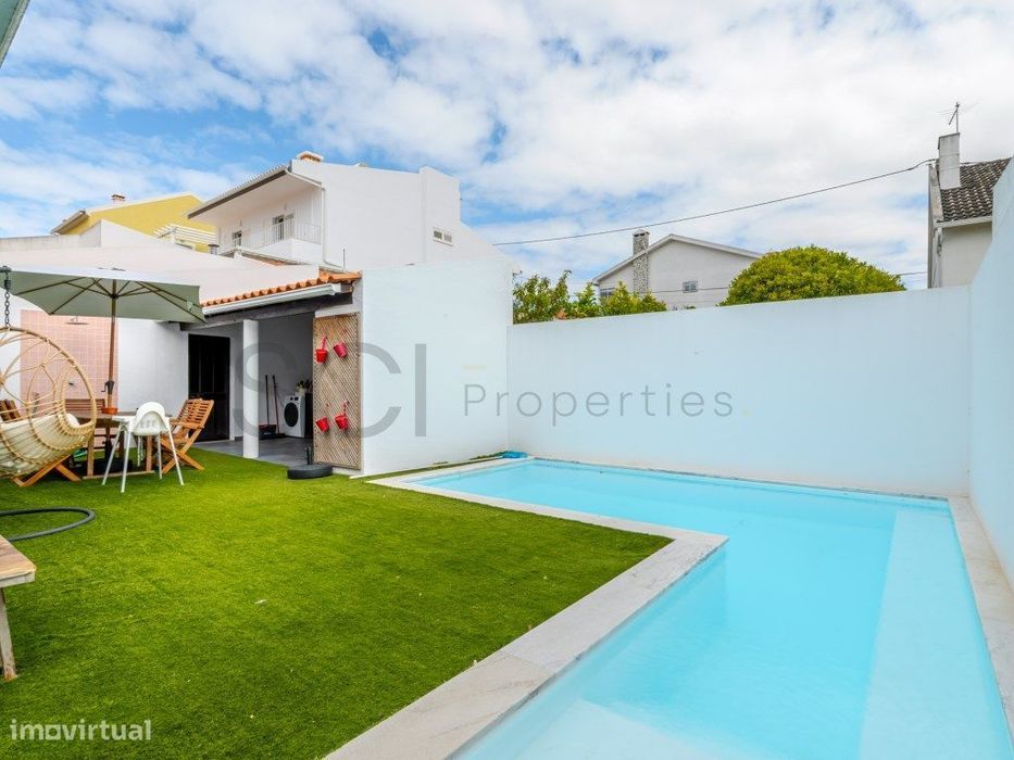 Moradia T3 com piscina nas Quintinhas, Charneca da Caparica. Estilo...