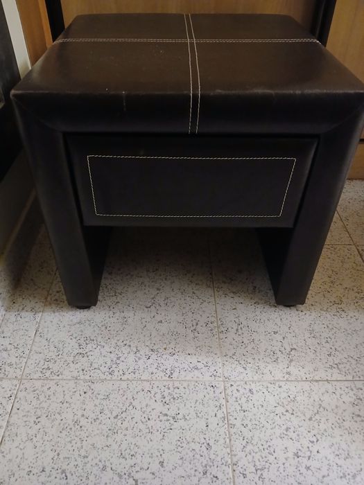 Vende-se mesinha de cabeceira