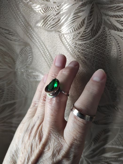 Продам колечки серебро с пластинами золота.