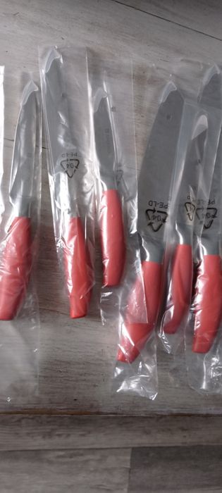 Nowy komplet noży kuchennych w bloku. Ambition