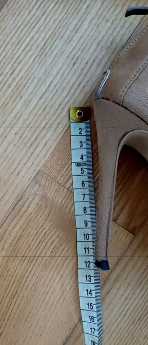 Kremowe buty na szpilce 39