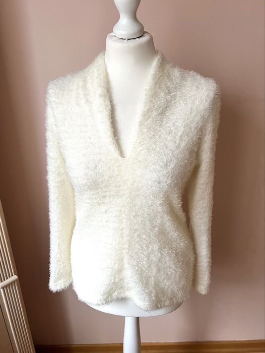 Sweter z dekoltem V futrzany kudłaty elegancki do pracy butik Cocomore