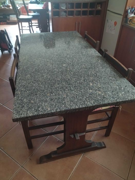 Mesa de jantar em madeira e pedra mármore