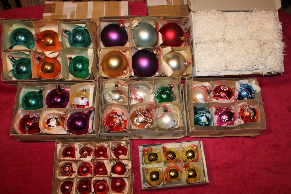 Kolekcjonerska lalka porcelanowa na stojaku"