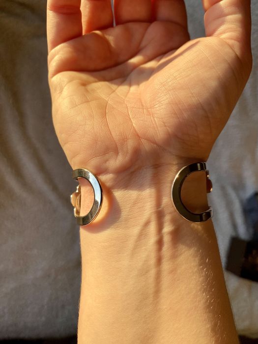 Pulseira prateada flores e pedras