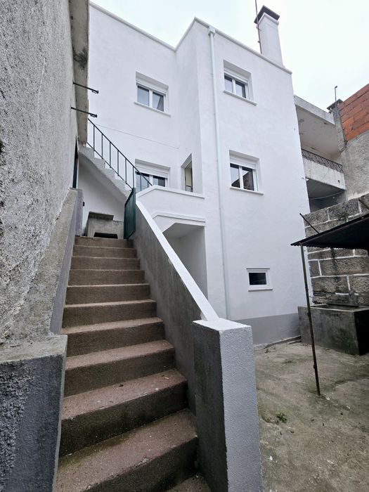 Prédio T5 + Loja Comercial com 3 Frações