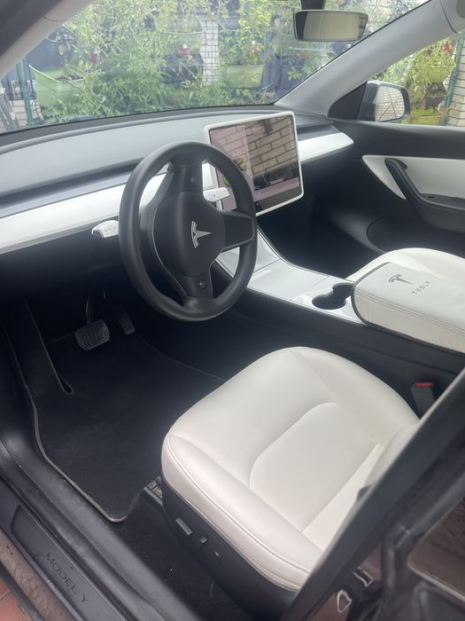 Автомобіль Tesla model y