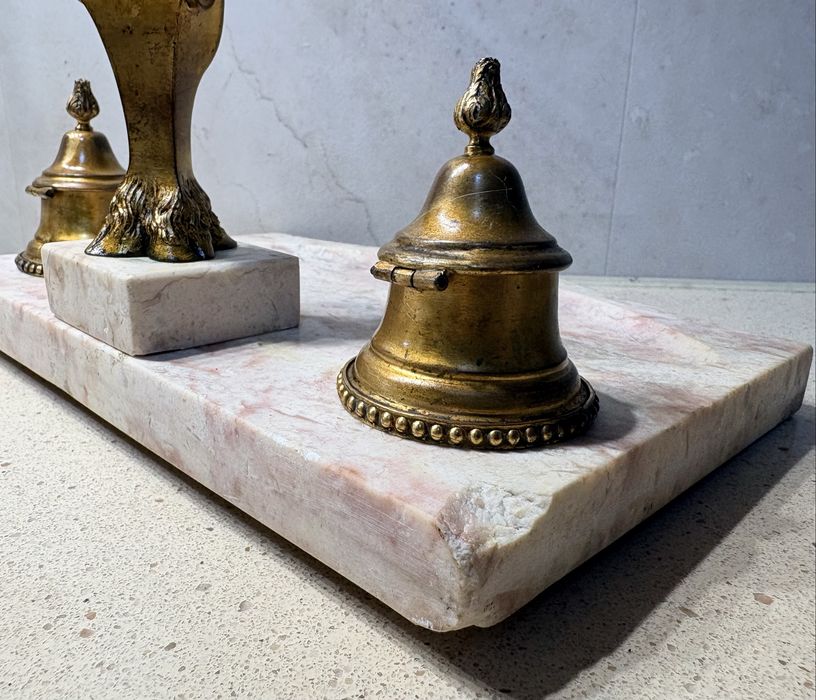 Raro tinteiro francês “fauno” de “Caron” em bronze dourada e mármore