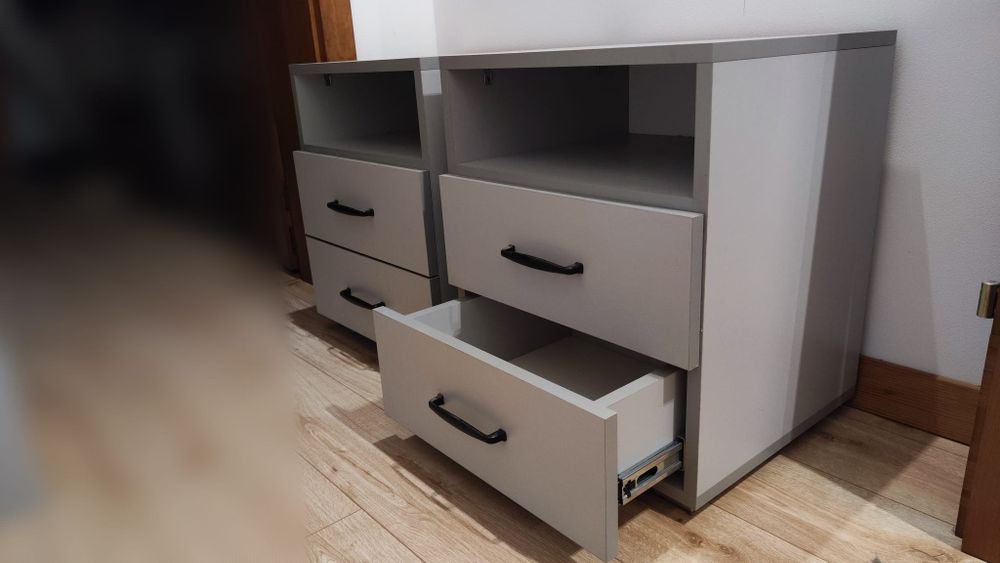 Szafki nocne, toaletka, półka wisząca