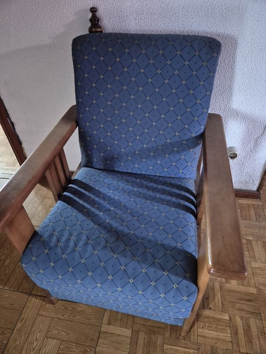 Vendo 3 camas e 2 sofas individuais e 1 fogao