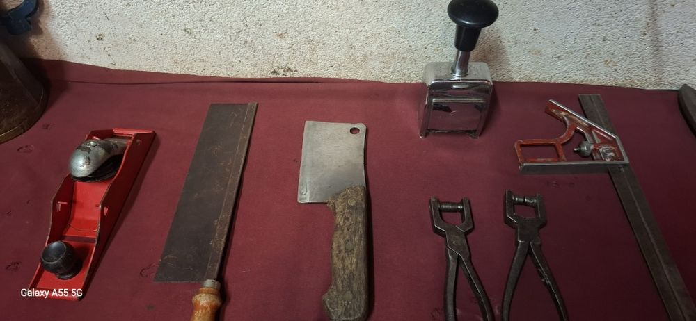 Várias ferramentas antigas