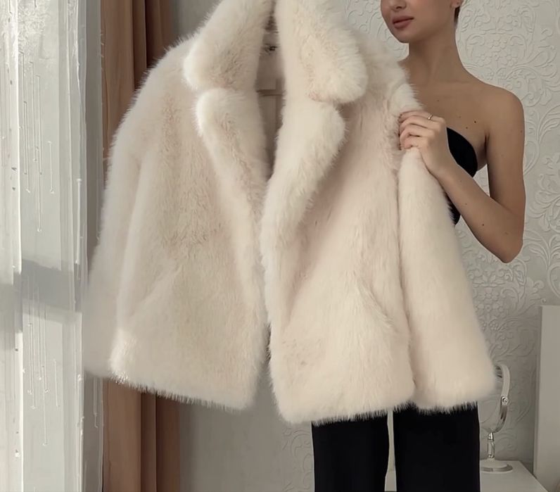 Трендова біла коротка шуба