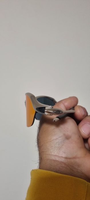 Tenho esses 2 óculos  OAKLEY vindos do Brasil