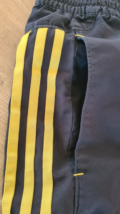 Krótkie spodenki Szorty Adidas. Climalite. Czarne. Żółte paski. Rozmia