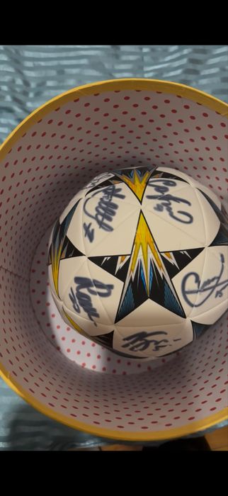 Футбольний мʼяч, підписаний Динамо членами української збірної