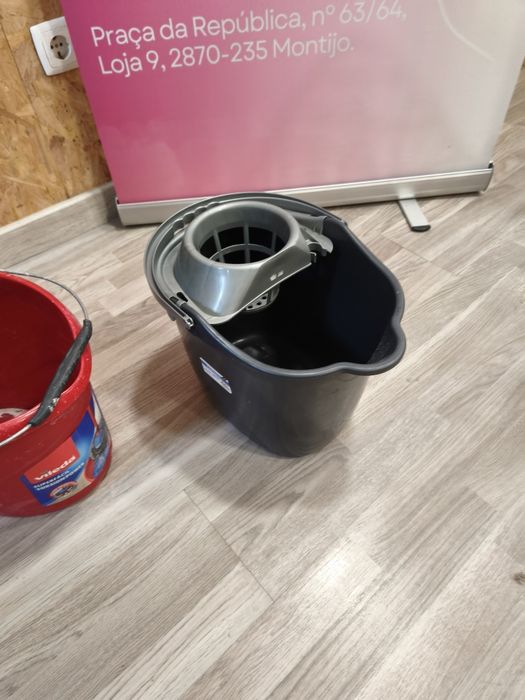 Conjunto 2 baldes esfregona usados