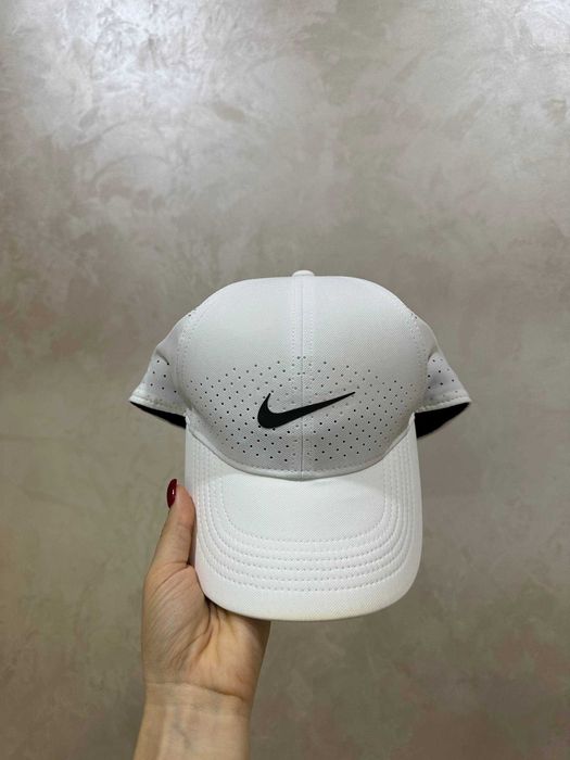 Продам кепку Nike, білу