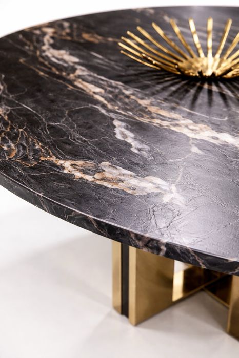 Mesa de jantar em quartzito natural Belvedere Leather com base em inox.