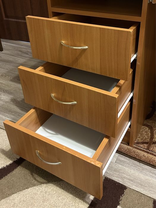 Компьютерный стол с надстройкой