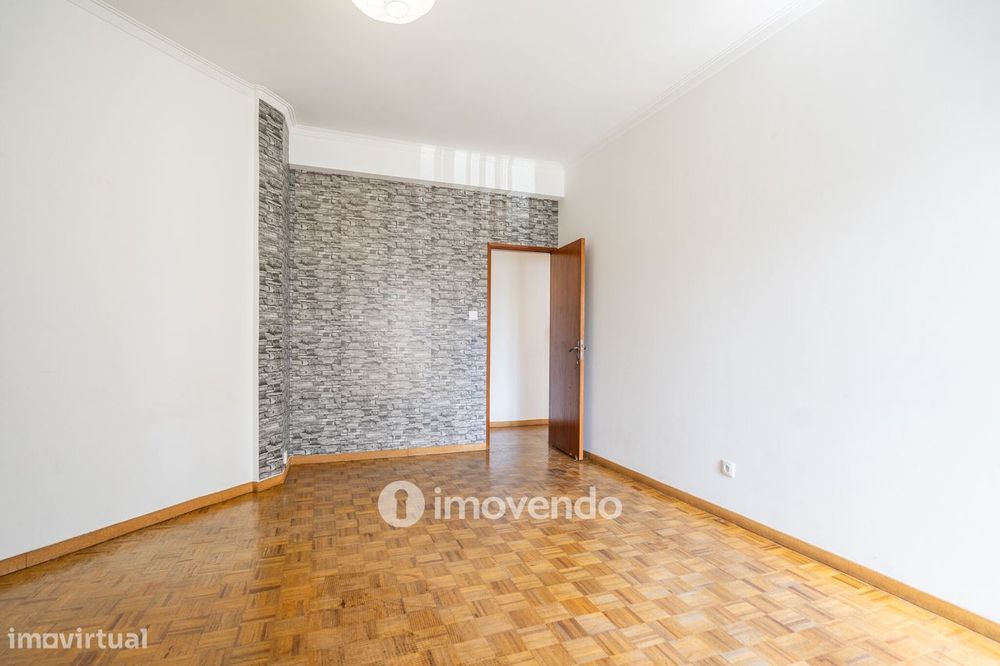 Apartamento T2, com boa luz natural, em Odivelas