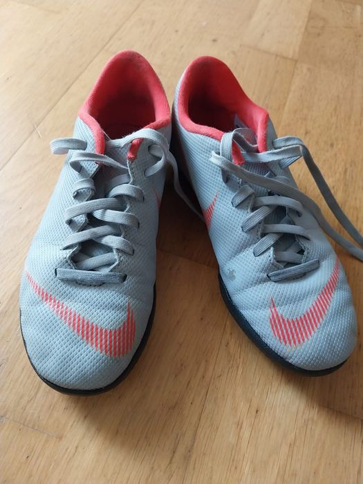 Sprzedam buty piłkarskie halówki nike rozm.34