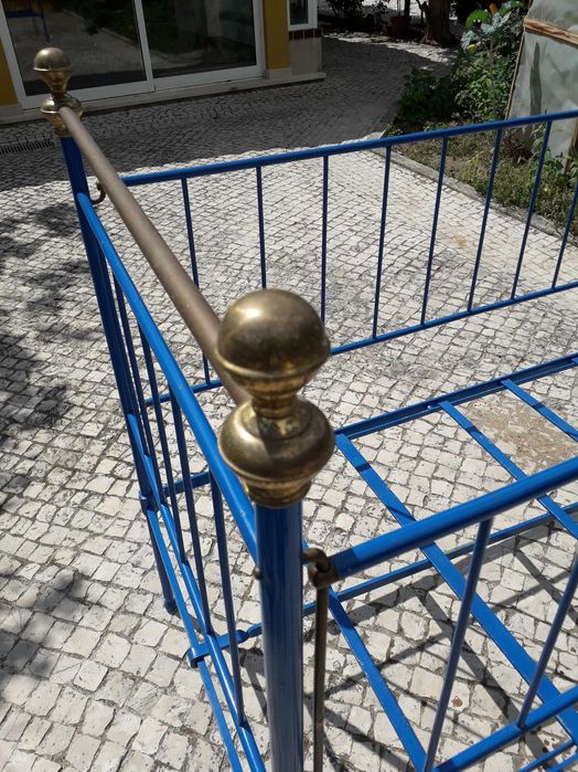 Berço de bebé antigo