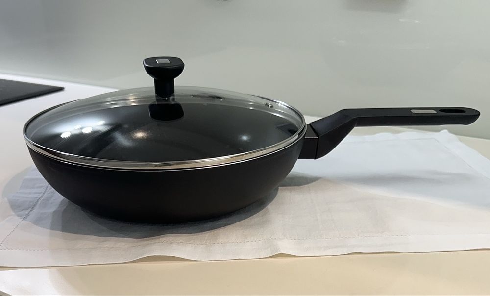 Wok 28 cms com tampa de vidro. Novo