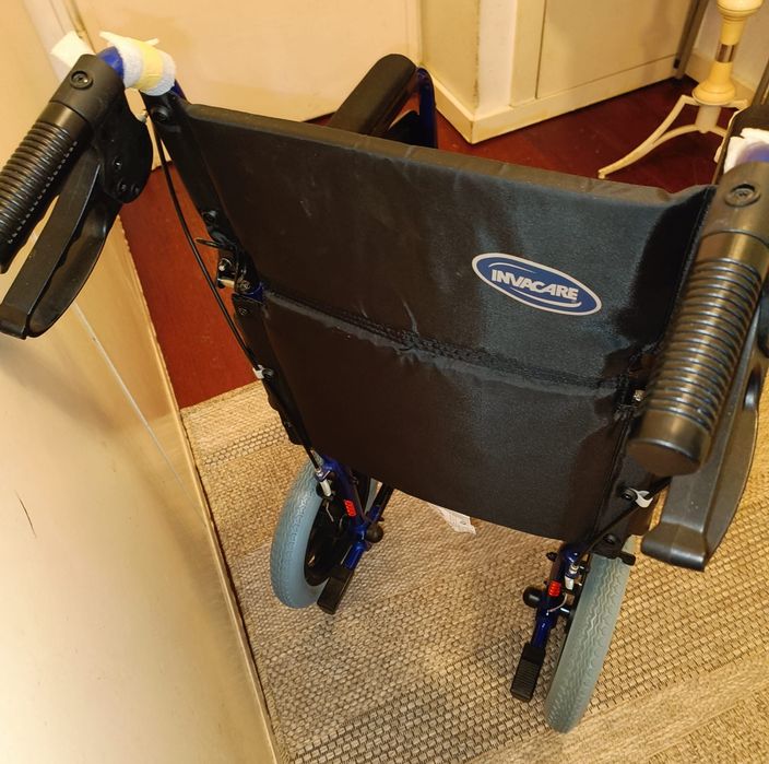 Cadeira de rodas Ivancare modelo Alu Lite