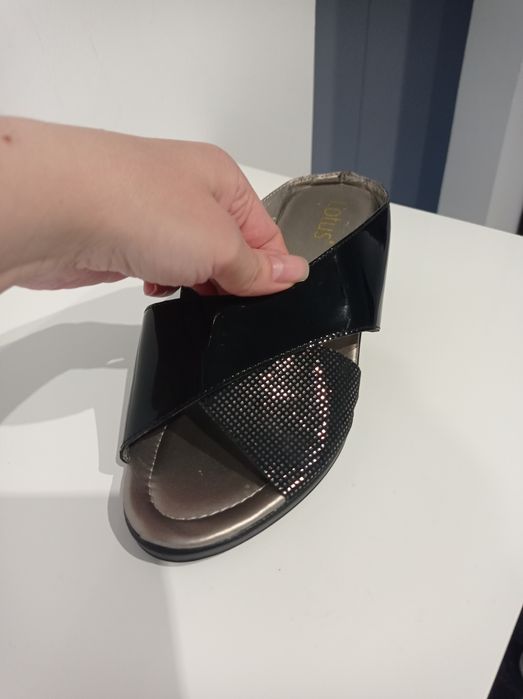 Продам дуже гарне взуття натуральна шкіра