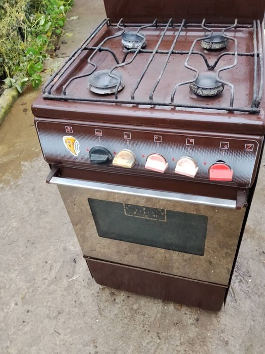 Газ плита з газовою духовкою в гарному стані