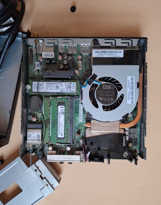 Mini komputerek Lenovo M715q Tiny procesor Ryzen 3 2200GE z WiFi