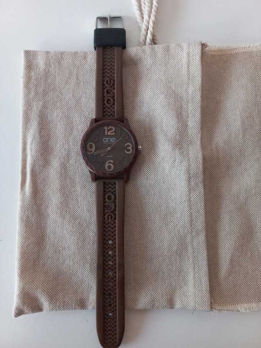 Relógio ONE - Castanho