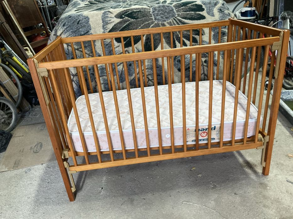 Cama de bebe com colchão em bom estado