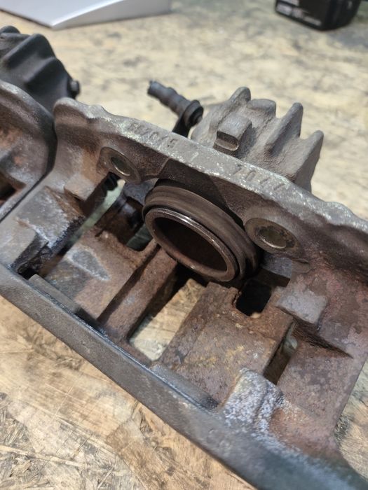 Peugeot 406 zaciski hamulcowe przód P+L