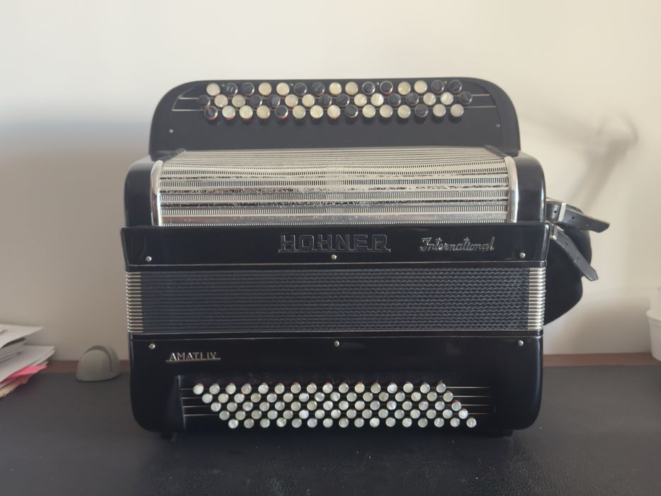 Acordeão Hohner International Amati IV