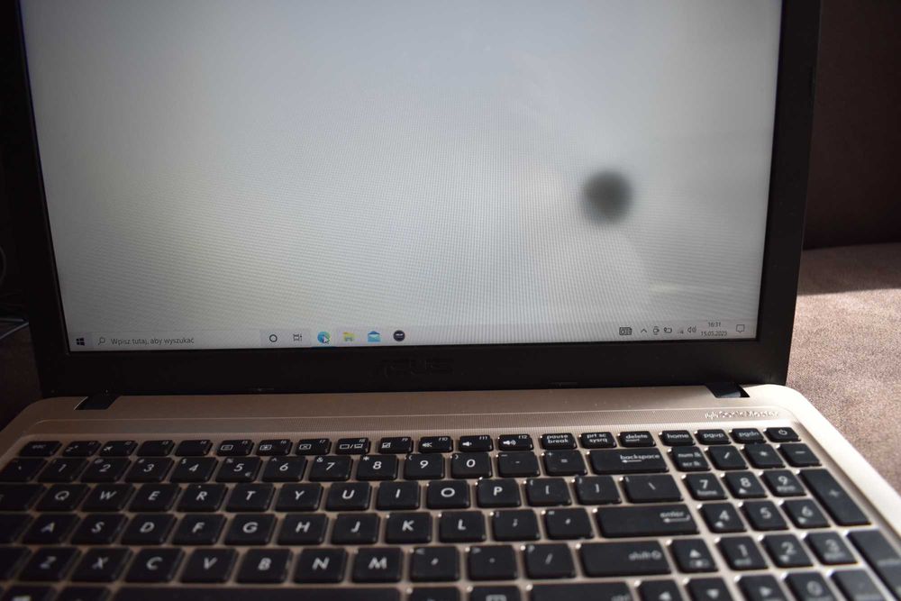 Laptop Asus x540s.
