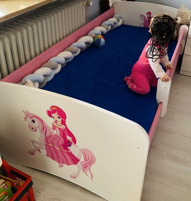 Łóżko dla dziewczynki z materacem
