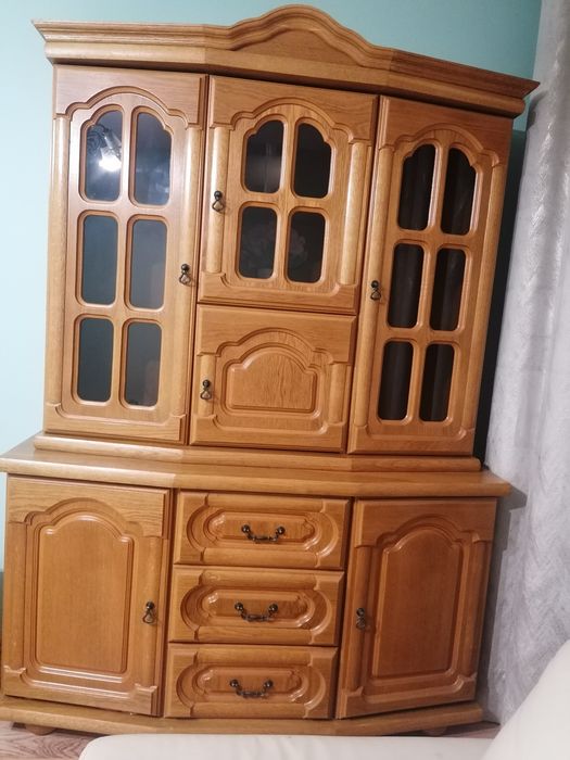 Dębowa witryna stylowa