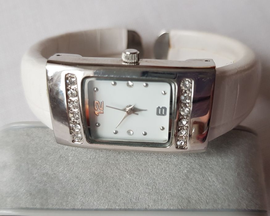 Zegarek damski z cyrkoniami