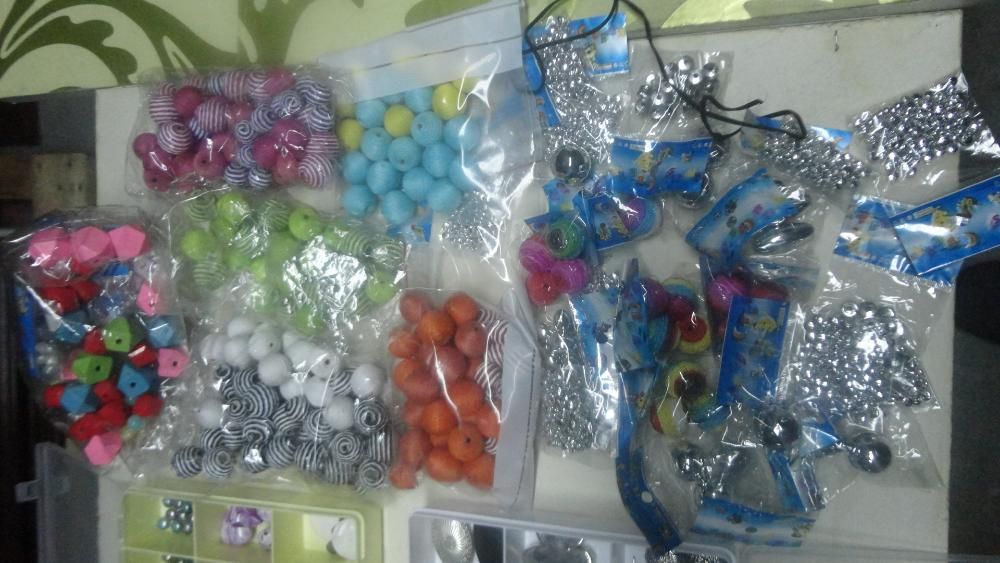 Colares pulseiras e milhares de pedras